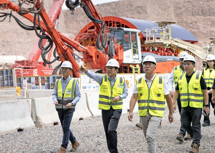 Hyundai Motor Chairman Chung Euisun (third from left) visits Hyundai E&C's construction site in Saudia Arabia's Neom City
