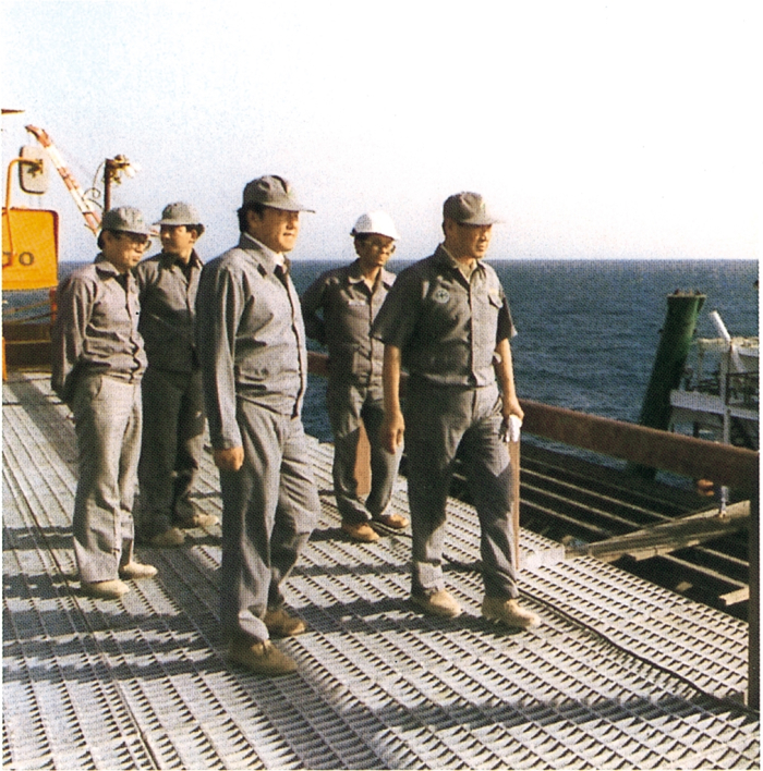 Hyundai founder Chung Ju-yung (right) looks around the Jubail Port construction site in Saudia Arabia in 1976