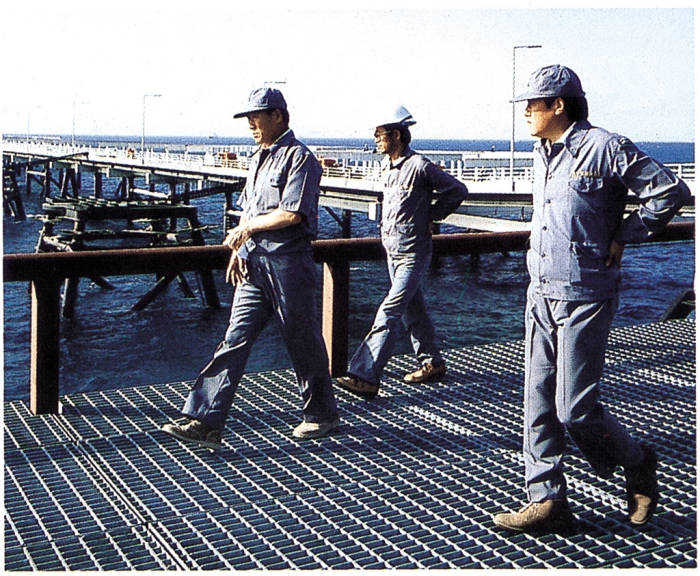 Hyundai　founder　Chung　Ju-yung　(left)　is　the　legend　who　led　South　Korea's　construction　projects　in　the　1970s