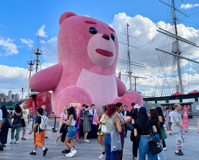 Bellygom　on　display　at　Manhattan's　Pier　17　in　New　York　City　in　2022