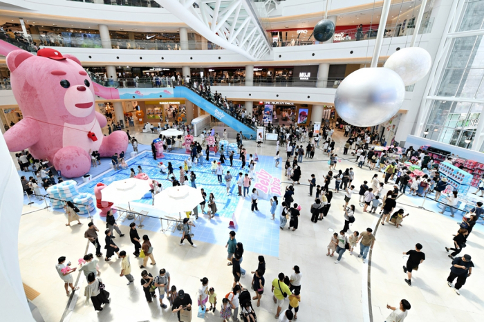 Lotte　Home　Shopping's　teddy　bear　character,　Bellygom,　on　display　at　Yeongdeungpo　Times　Square　in　Seoul
