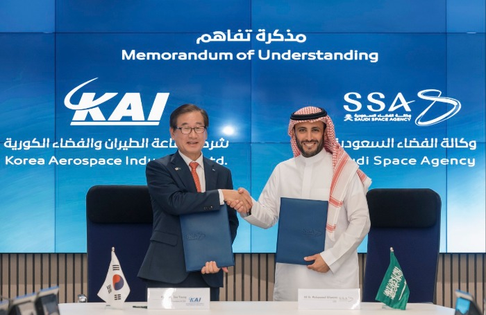 KAI　Chief　Executive　Kang　Goo-young　(left)　shakes　hands　with　SSA　CEO　Muhammad　al-Tamimi　at　an　MOU　signing　ceremony　on　Oct.　24