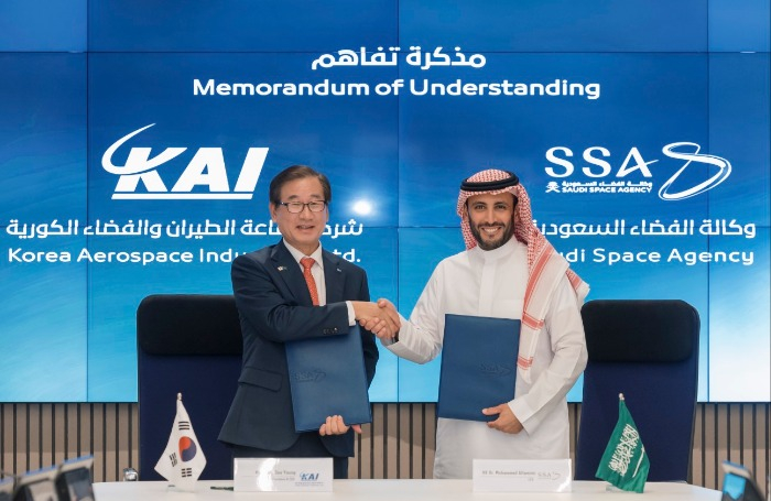 KAI Chief Executive Kang Goo-young (left) shakes hands with SSA CEO Muhammad al-Tamimi at an MOU signing ceremony on Oct. 24