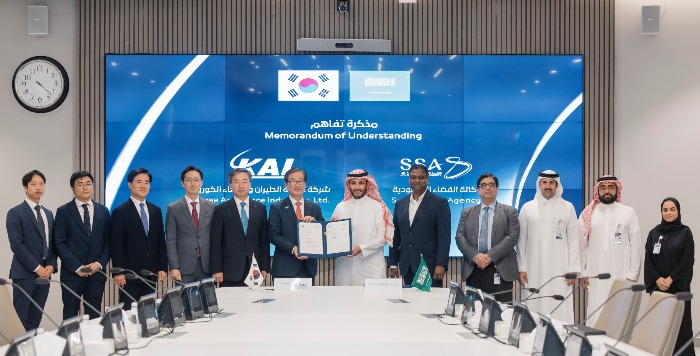 KAI　Chief　Executive　Kang　Goo-young　(sixth　from　left),　SSA　CEO　Muhammad　al-Tamimi　(sixth　from　right)