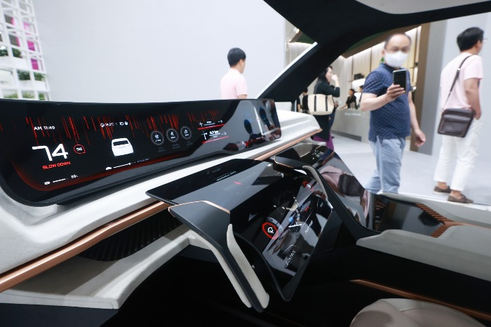 A　concept　car　installed　with　LG　Display's　panels　(Courtesy　of　Yonhap　News)