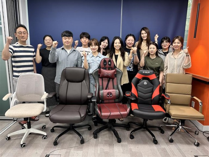 Neo　Chair's　employees　and　chairs 