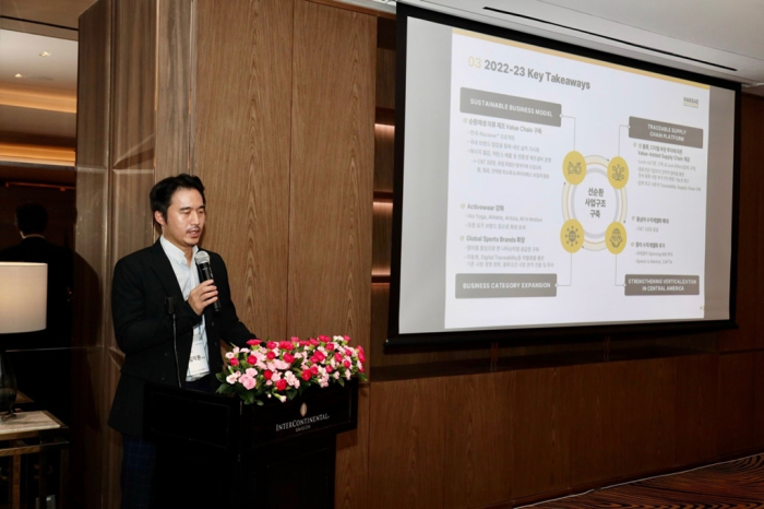 Hansae　Vice　Chairman　and　CEO　Kim　Ik-whan　discusses　the　company's　business　strategy　at　an　IR　session　in　Vietnam