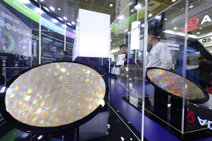 Semiconductor　wafers　on　display