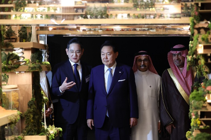 Samsung　Electronics　Chairman　Jay　Y.　Lee　(far　left)　with　President　Yoon　Suk　Yeol　during　Yoon's　state　visit　to　Saudi　Arabia　on　Oct.　23,　2023