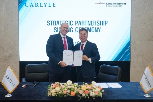 Jung　Il-moon,　CEO　of　Korea　Investment　&　Securities　(right)　and　Harvey　M.　Schwartz,　CEO　of　Carlyle　Group　(Courtesy　of　Korea　Investment　&　Securities)