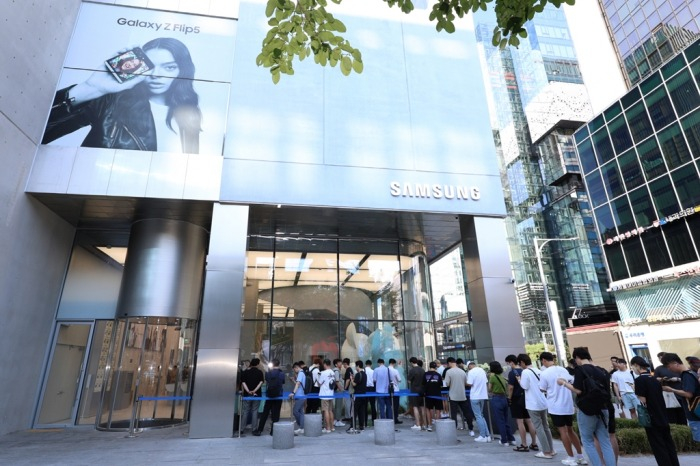 Shoppers　looking　to　buy　the　latest　Galaxy　Z　Fold5　and　Flip5　smartphones　queue　in　front　of　a　Samsung　sales　outlet　in　Seoul