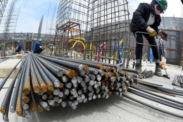 Workers　reinforce　bars　at　a　construction　site　in　South　Korea　(File　photo)