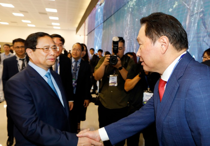 Prime Minister of Vietnam Pham Minh Chinh (left), SK Group Chairman Chey Tae-won