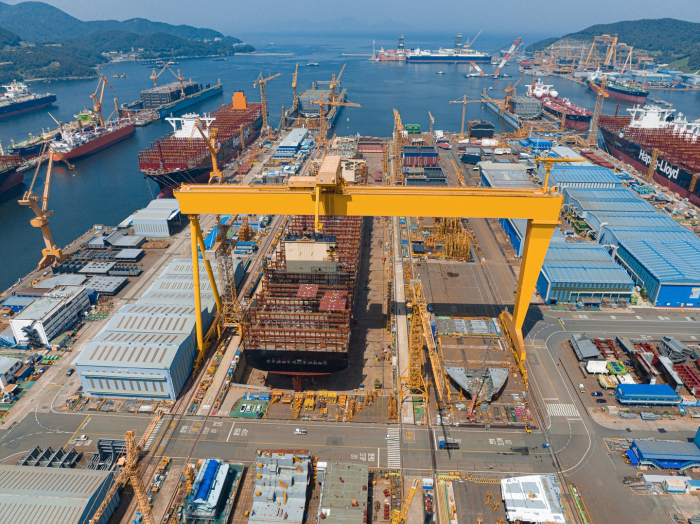 A　front　view　of　a　Hanwha　Ocean　dockyard　in　Geoje,　South　Gyeongsang　Province