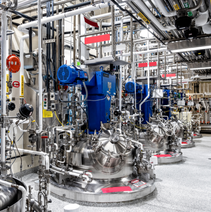 Production　equipment　at　Lotte　Biologics　plant　in　Syracuse,　New　York　(Courtesy　of　Lotte　Biologics)