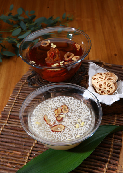 Korean　traditional　beverage　sikhye　(front)　and　sujeonggwa　(back)