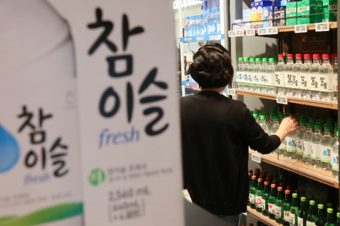 Supermarket　shelves　filled　with　Chamisul　Soju　and　other　alcoholic　beverages　 
