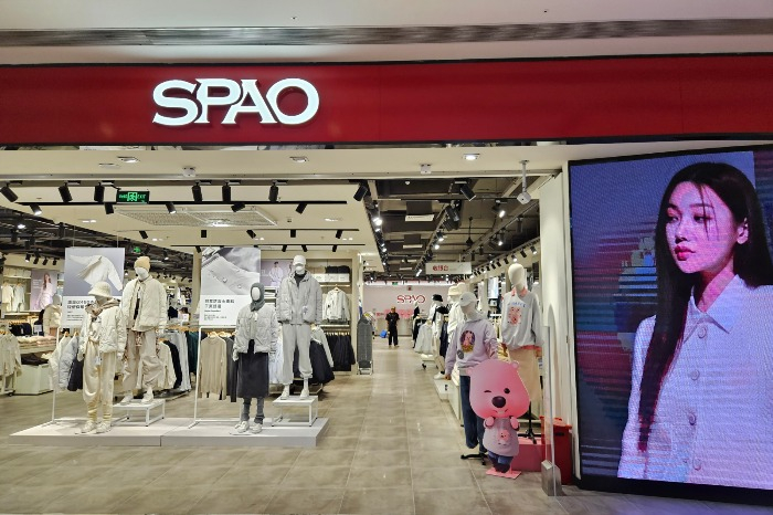 A　SPAO　brand　store　in　a　Shanghai　shopping　mall　(Courtesy　of　E-Land)