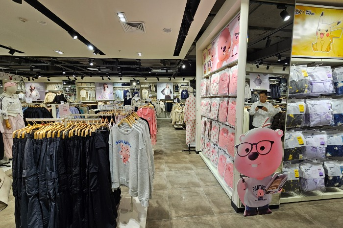 A　SPAO　brand　store　in　a　Shanghai　shopping　mall　(Courtesy　of　E-Land)