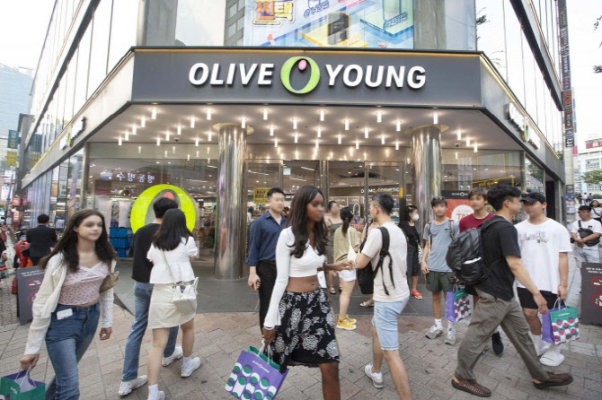 CJ　Olive　Young　opens　specialized　store　for　foreigners　in　Seoul　