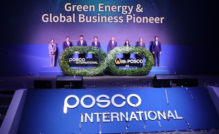 POSCO　Group　Chairman　Choi　Jeong-woo　(fourth　from　left)　at　a　ceremony　marking　the　merger　of　POSCO　International　and　POSCO　Energy