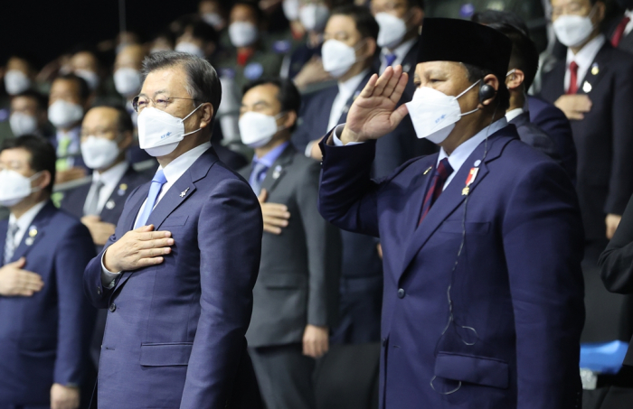 Indonesia's　Defense　Minister　Prabowo　Subianto　(right)　at　a　ceremony　to　unveil　the　KF-21　fighter　jet　prototype　at　KAI　in　2021