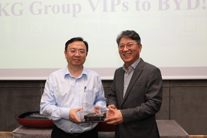 KG　Mobility　Chairman　Kwak　Jae-Sun　(right)　and　BYD　Chairman　Wang　Chuanfu　(Courtesy　of　KG　Mobility)