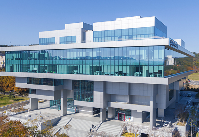 POSTECH,　or　Pohang　University　of　Science　and　Technology,　is　operated　by　POSCO　Holdings