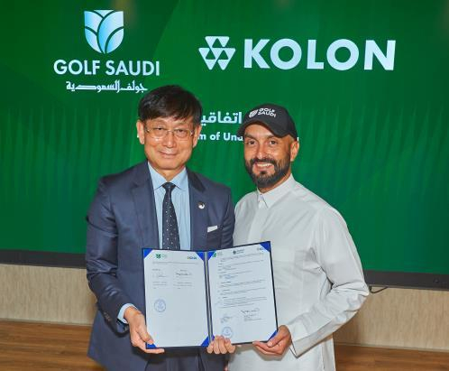 Shin　Sang-ho　(left),　senior　executive　vice　president　of　Kolon　Industries,　Noah　Alireza,　Golf　Saudi　CEO　(Courtesy　of　Kolon)
