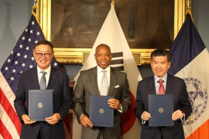 (From　left)　CEO　of　LG　CNS　Hyun　Shin　Gyoon,　Mayor　of　New　York　City　Eric　Adams,　Chairman　and　CEO　of　AMCHAM　Korea　James　Kim