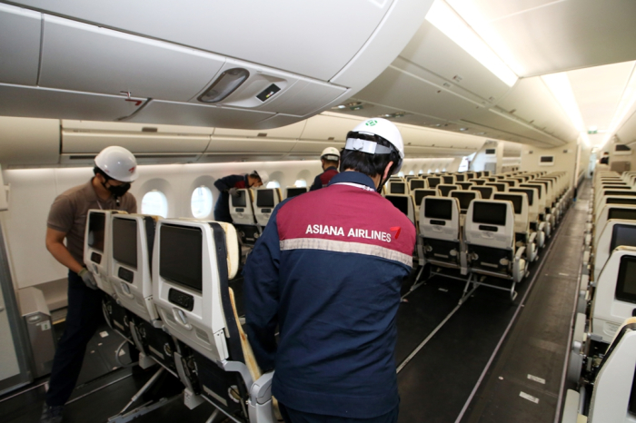 Asiana　converts　a　passenger　plane,　previously　transformed　into　a　cargo　plane,　back　into　a　passenger　jet　as　traffic　grows