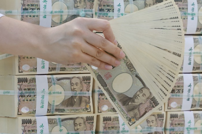Bundles　of　10,000　yen　bills　at　South　Korea's　Hana　Bank　headquarters　in　Seoul　(Courtesy　of　Yonhap　News)