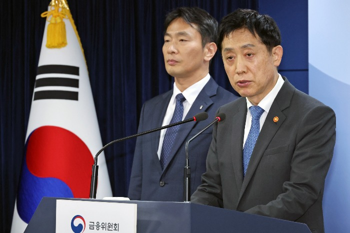FSC Chairman Kim Joo-hyun (on right) gives a news briefing on the latest short-selling ban on Sunday