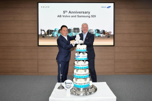 Choi　Yoonho,　CEO　of　Samsung　SDI　(left),　and　Martin　Lundstedt,　CEO　of　the　Volvo　Group