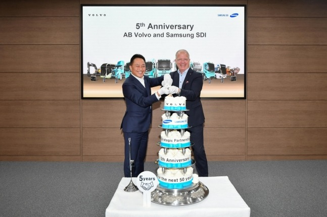 Choi Yoonho, CEO of Samsung SDI (left), and Martin Lundstedt, CEO of the Volvo Group