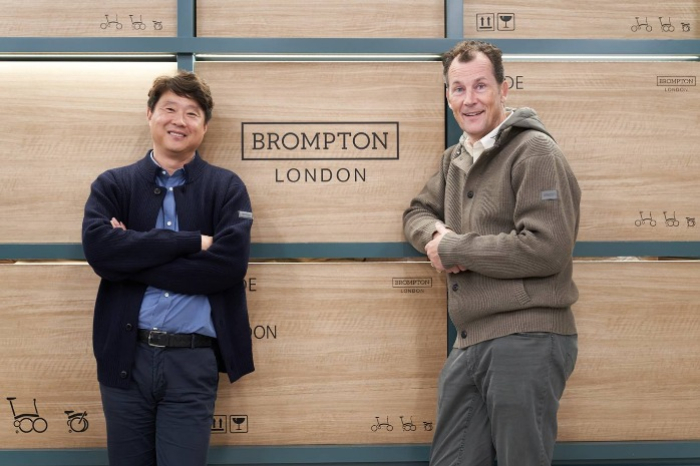 Park　Young-jun,　CEO　of　The　Nature　Holdings　(on　left),　and　Will　Butler-Adams,　CEO　of　Brompton　Bicycle