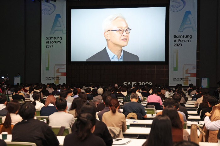Kyung　Kye　Hyun,　head　of　Samsung　Electronics　Device　Solutions　Division,　delivers　an　online　opening　speech　at　the　Samsung　AI　Forum　2023　on　Nov.　7　(Courtesy　of　Samsung　Electronics)
