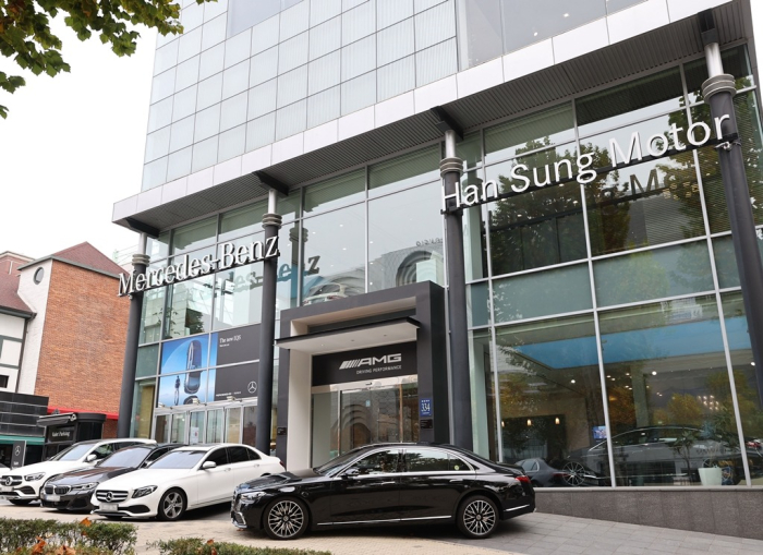 A　Mercedes-Benz　showroom　in　Seoul　(File　photo,　courtesy　of　Yonhap)