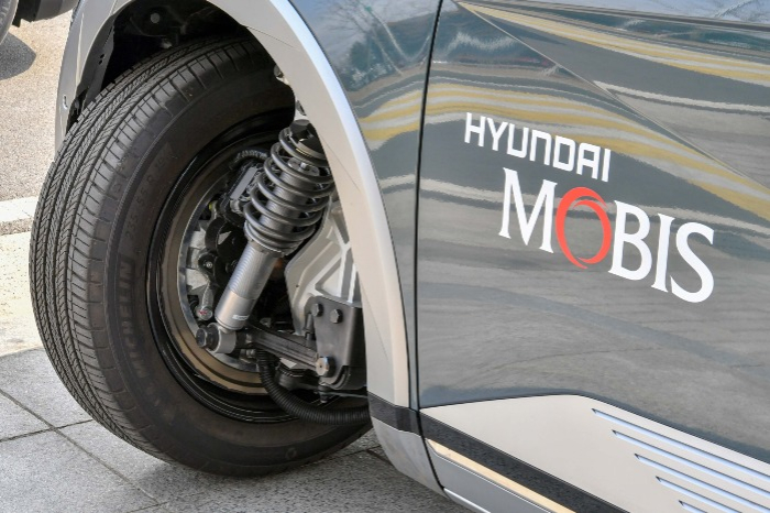 Hyundai Mobis’ e-corner system combines electronic steering, braking and suspension technologies centered around the in-wheel motor (Courtesy of Hyundai Motor Group)
