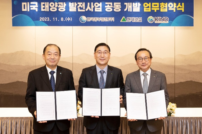 (From　left)　CEO　of　Korea　Midland　Power　Kim　Hobin,　CEO　of　Hyundai　E&C　Yoon　Young-Joon,　CEO　of　KIND　Lee　Kang　Hoon,
