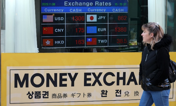 South Koreans, frugal at home, open wallets abroad
