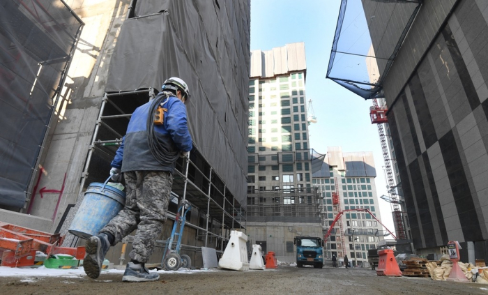 An　apartment　construction　site　in　Seoul.　South　Korea’s　economic　think　tank　KDI　expects　the　construction　investment　to　shrink　more　than　earlier　predictions　(By　Kim　Bum-June,　file　photo)
