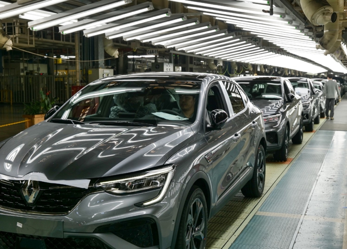 Renault　Korea　vehicles　at　an　assembly　line　at　its　Busan　plant