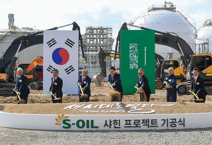 President　Yoon　Suk　Yeol　(fourth　from　left)　at　the　groundbreaking　ceremony　for　the　Shaheen　Project　in　March