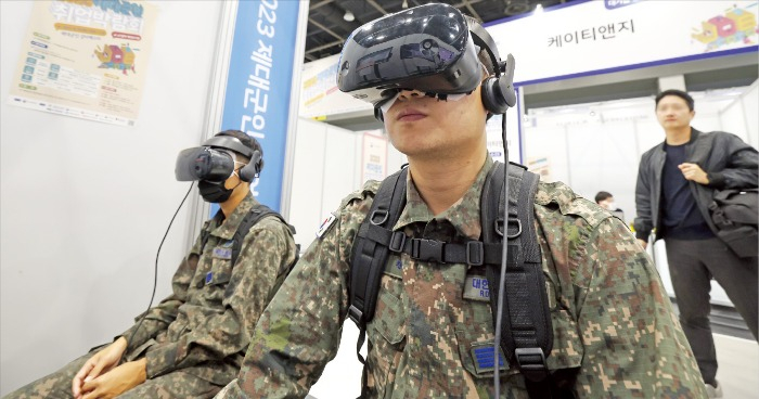 Samsung,　LG　accelerate　push　into　virtual　reality　displays