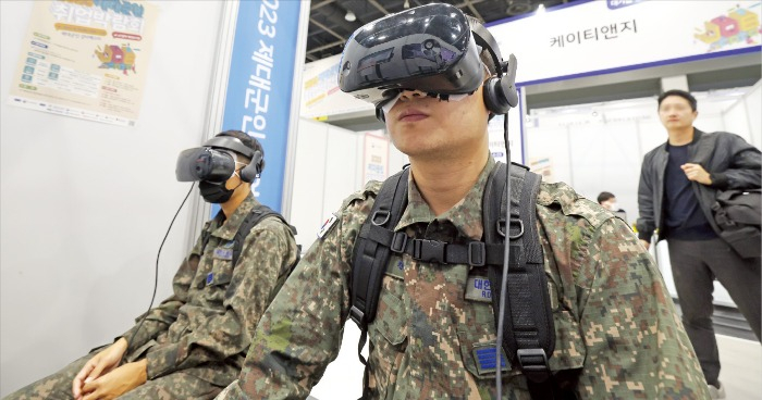 Samsung, LG accelerate push into virtual reality displays