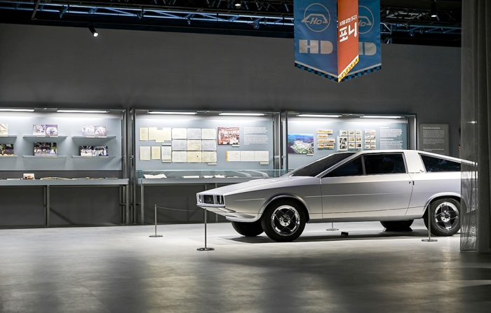 Hyundai's　Pony　Coupe　concept　displayed　at　its　Ulsan　complex　(Courtesy　of　Hyundai)