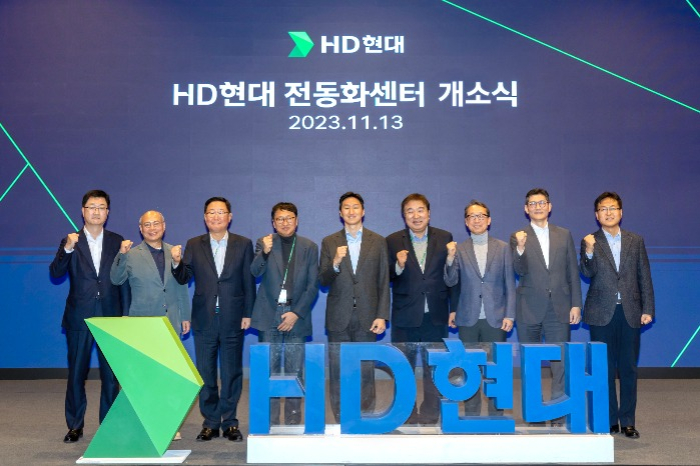 Chung　Ki-sun,　Vice　Chairman　of　HD　Hyundai　(fifth　from　left)