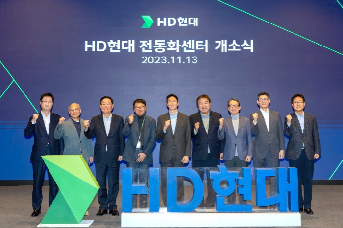 Chung Ki-sun, Vice Chairman of HD Hyundai (fifth from left)