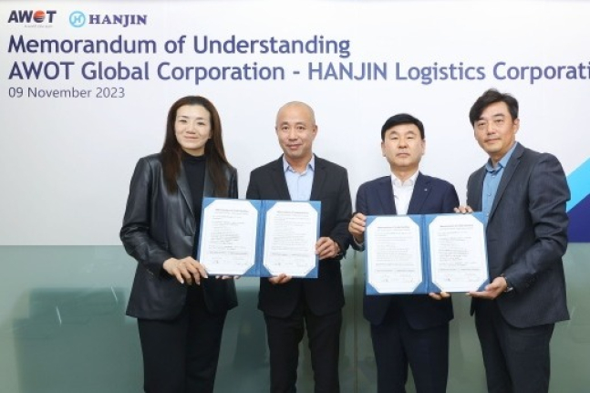 (From　left)　Hanjin　President　and　CEO　Cho　Hyun-min;　and　AWOT　CEO　Roger　He